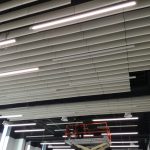 Vertikiálny akustický panel na strop