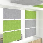 zelený a sivý panel na strope a stene