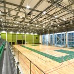 zelené akustické panely na stene v športovej hale