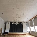 biele akustické panely na strope v kultúrnom zariadení