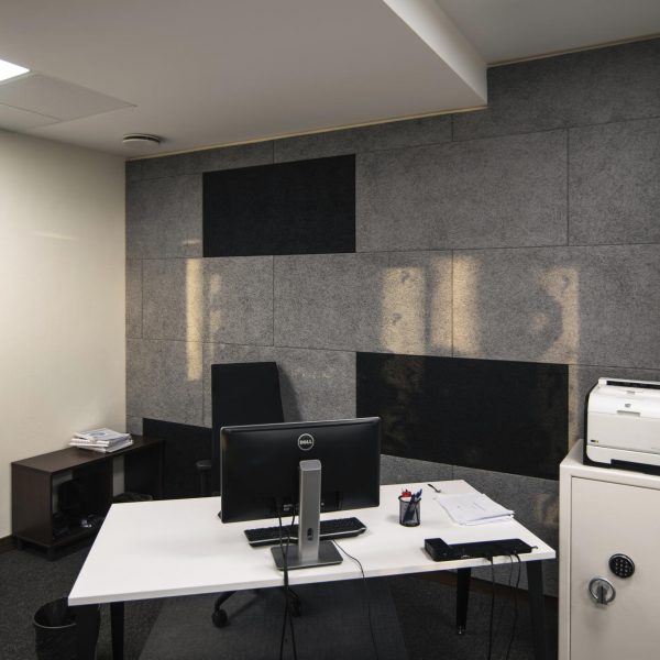 sivé akustické panely na stene v kancelárií