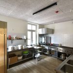 sivé akustické panely na strope v kuchyni