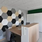 dizajnové akustické panely hexagonálneho tvaru a rôznej farby na stene