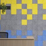 sivé, modré a žlté dizajnové obklady na stene recepcie