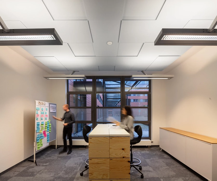 Ecophon Focus Levels akusticke panely na strop kancelaria