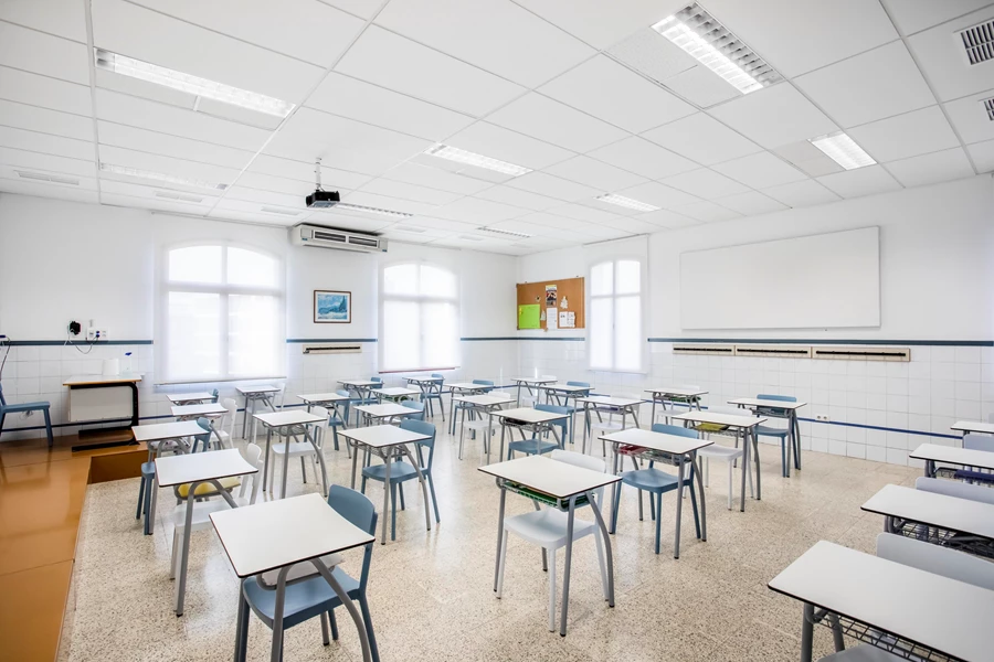 Akustický kazetový strop Ecophon Gedina E v škole