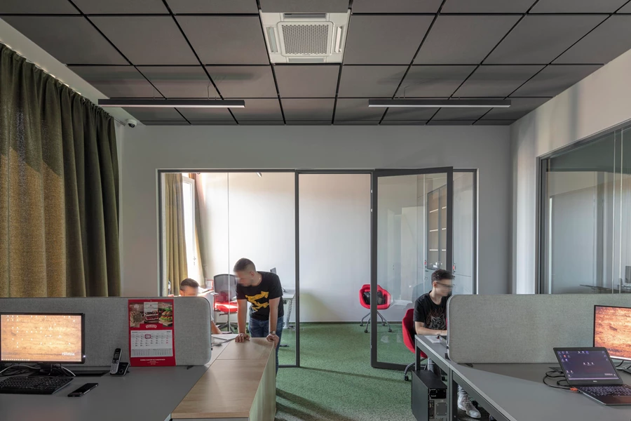 Akustický kazetový strop Ecophon Master Eg v kancelárii