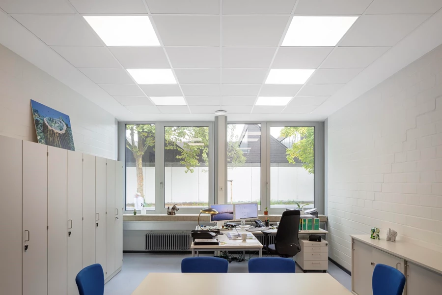 Ecophon Focus A akusticke panely na strop kancelaria