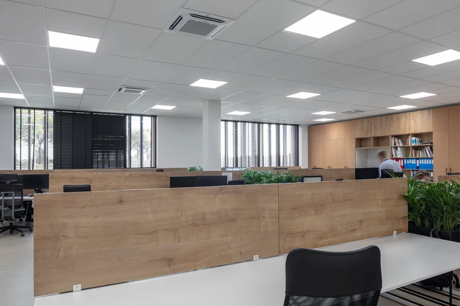 Ecophon Focus A akusticke panely na strop kancelaria
