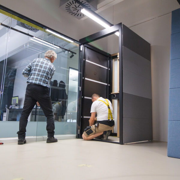 Montáž dverí akustickej kabíny Silent Room S