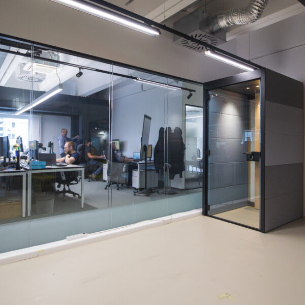 Akustická telefónna búdka v priestoroch kancelárie