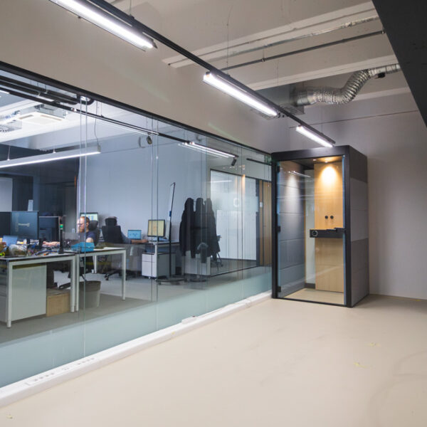 Akustická telefónna búdka v priestoroch kancelárie