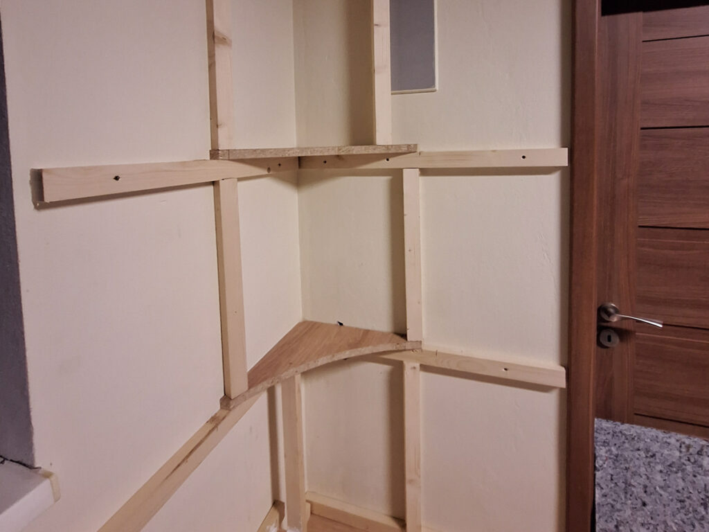 Drevená konštrukcia do rohu