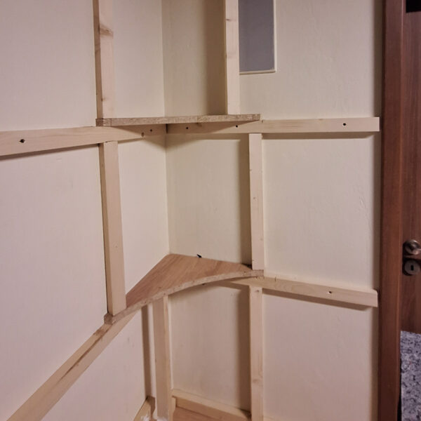 Drevená konštrukcia do rohu