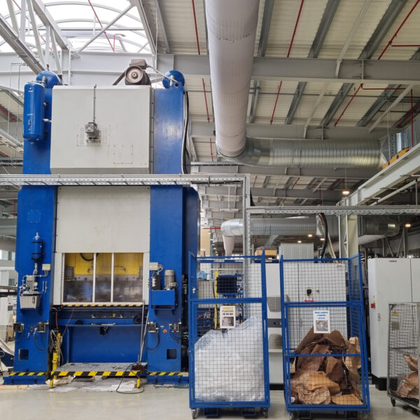 Hlučný lis vo výrobnom závode