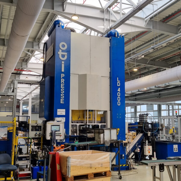 Hlučný lis vo výrobnom závode