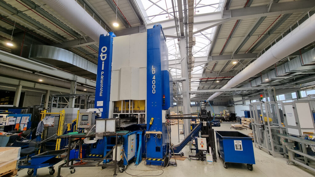 Hlučný lis vo výrobnom závode