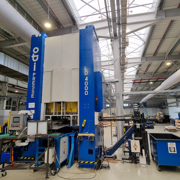 Hlučný lis vo výrobnom závode