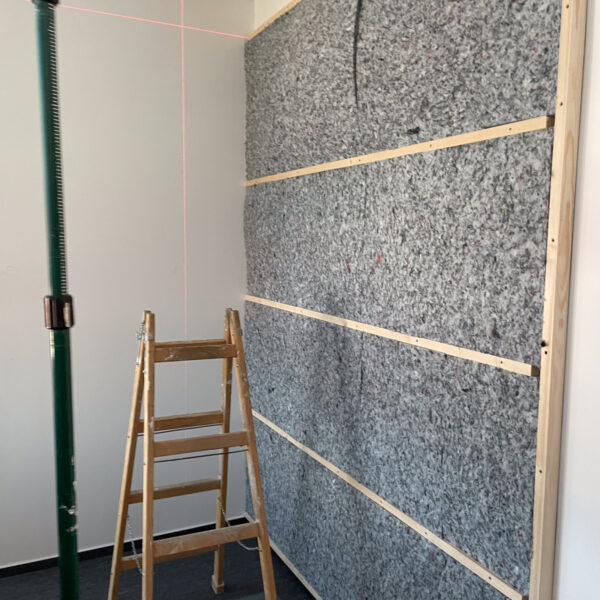 Zvuk pohlcujúca konštrukcia