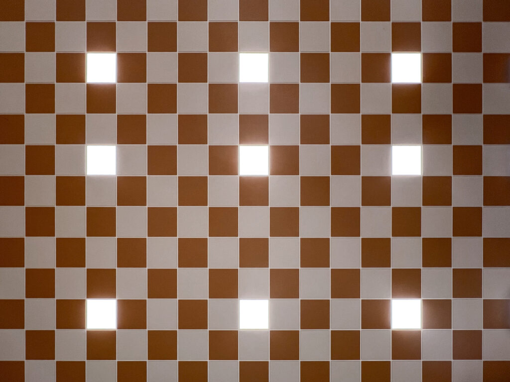 Šachovnicový dizajn stropu