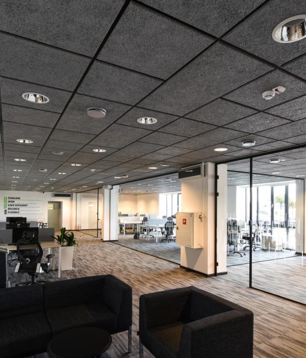 sivé akustické panely na strope v kancelárskom priestore